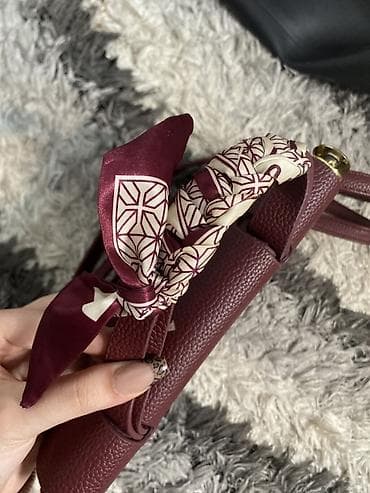 Çantalar: Qadın çantası – tünd bordo rəngdə, qranulyar teksturalı dəridən. Ön — 5