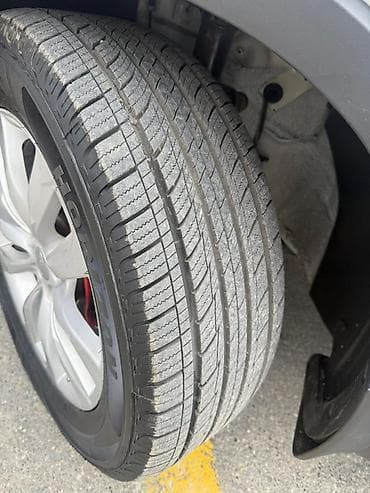 avtomobil oturacaq uzluyu: Kia Sorento – ağ rəngli, şəhər və uzun yol üçün rahat krossover/SUV — 3