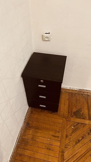 1) Ofis mebel dəsti – ağac Qara rengdə : 3 qabaq işçi masası, 1 böyük — 6