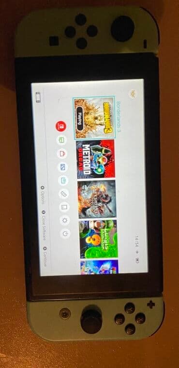 sazz lite modem: Nintendo Switch oyun konsolu – qara gövdə, ağ Joy‑Con panelləri ilə — 2