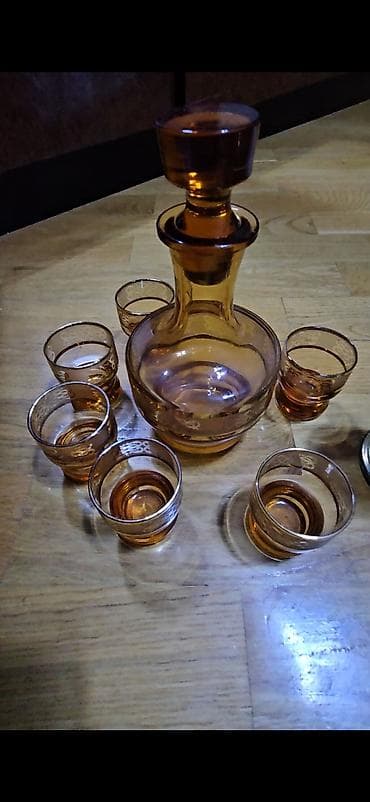 Qəhvəyi-ambre rəngli şüşə likör dəsti - Tərkib: 1 qrafın və 6 balaca lalafo.az -da Qəhvəyi-ambre rəngli şüşə likör dəsti - Tərkib: 1 qrafın və 6 balaca