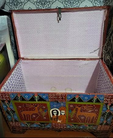 qedimi sandiq: Əl naxışlı taxta sandıq - Material: kütləvi taxta, ön və yan — 2