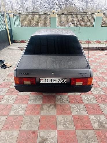 vaz sukan: Lada Samara sedan - Kuzov: boz rəng, klassik kvadrat faralı ön — 2