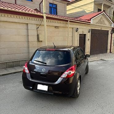 vaz on şuşə: Nissan Tiida: 1.5 l | 2011 il Hetçbek — 2