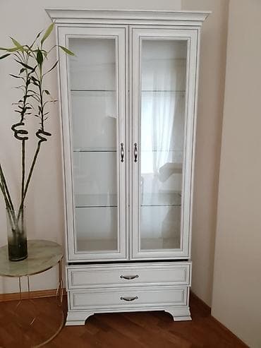 Şüşəli dolab vitrini