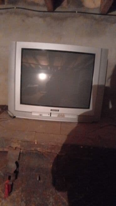 продать тв на запчасти: Televizor gümüşü rəngdədir. Ön tərəfində idarəetmə düymələri və kiçik — 1