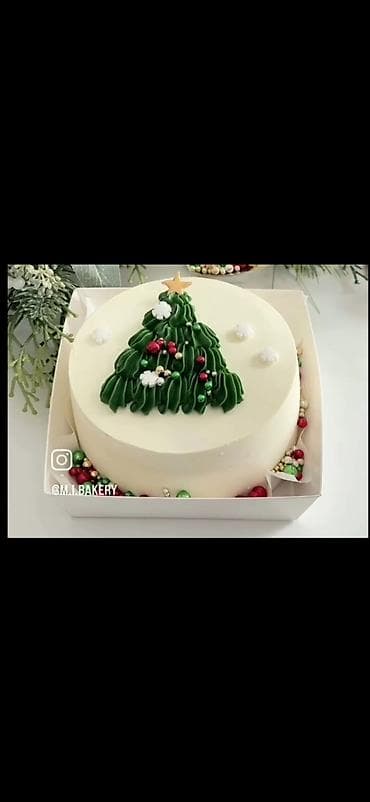 Yeni il temalı biskvit tortları - Dizayn: Ağ kremli tort üzərində şam