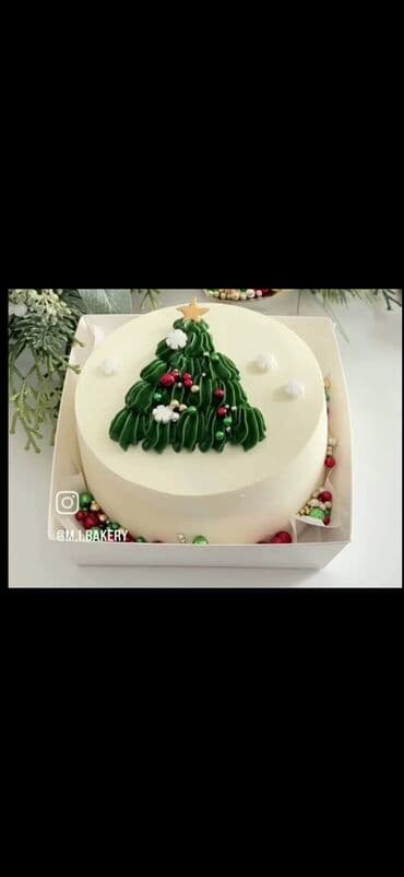 Tematik tortlar – fərdi dizayn - Yeni il tortu: ağ krem örtüklü