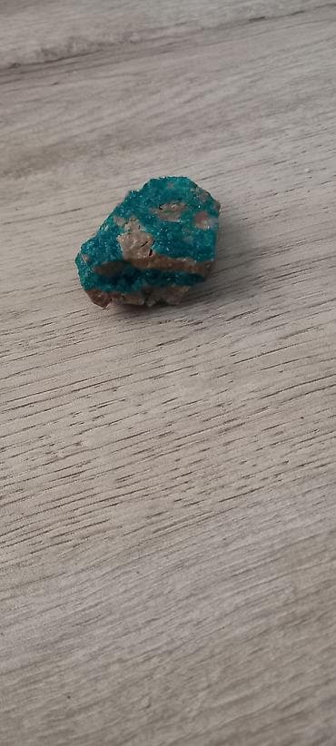 daş palıd: Mineral nümunəsi – mavi-yaşıl kristallı daş,Dioptaz - Parlaq — 1