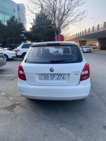 avtobuslar va mıkroavtobuslar: Skoda Fabia, ağ rəng, 5 qapılı hetçbek. Texniki və daxili — 9