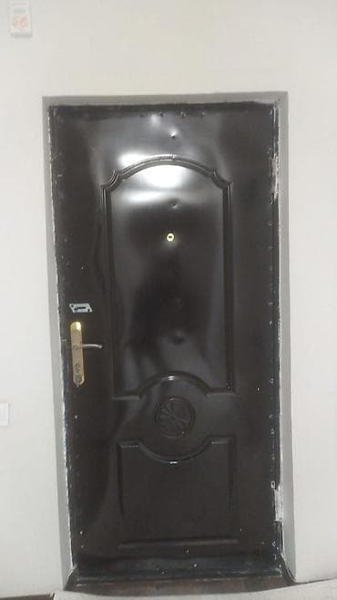 Məhəccərlər: Dəmir giriş qapısı – tünd qəhvəyi/çəhrayı-qaraya çalan rəngdə, klassik — 2