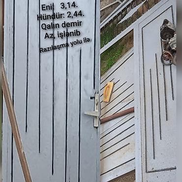 seif qapilar: Qalın dəmirdən darvaza və qapı dəsti - Ölçülər: en 3,14 m, hündürlük — 1