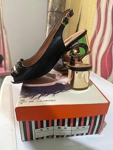 Qadın açıq burunlu, arxa hissəsi qayışlı klassik tufli cütü - Rəng