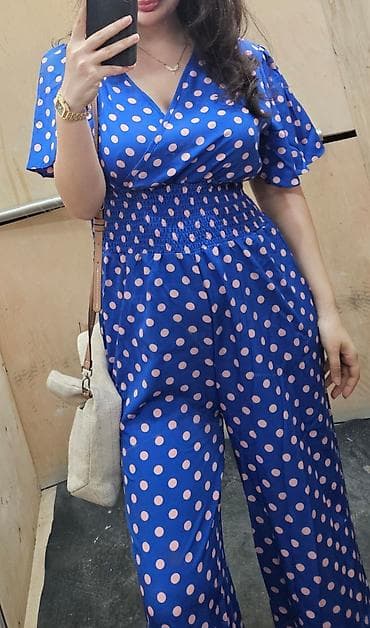 Mavi rəngli, açıq çəhrayı xallı qadın kombinezonu. - Model: V-yaxa — 1