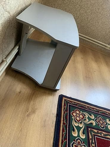 kitab dolablari: Boz rəngli TV/avadanlıq üçün kiçik tumbə - Künc üçün — 2