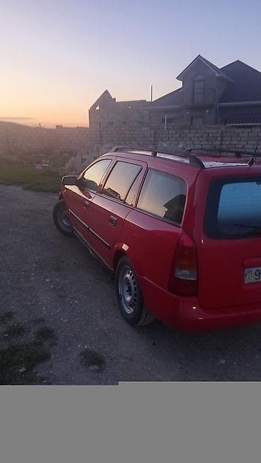 фольксваген пассат 1: Opel Astra Caravan (universal) – qırmızı rəngdə, 5 qapılı ailə və — 4