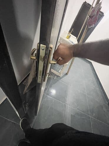 Giriş qapıları: Demir qapı
100 — 8