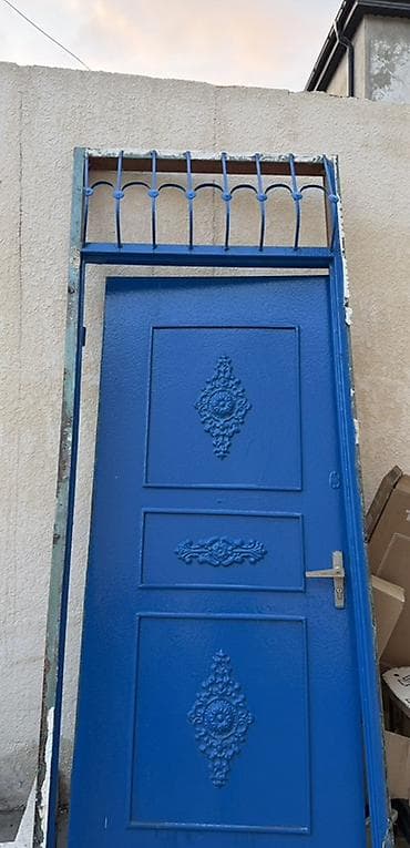 Mavi rəngli metal giriş qapısı və çərçivəsi - Material: qalın