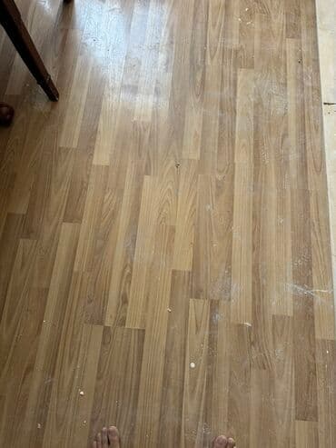 Ağac damarlı naxışlı açıq qəhvəyi rəngli vinil döşəmə təklif olunur