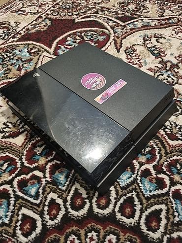 TECILI SATILIR!!! ps 4 her seyi isleyir 2 jostik ustunde 500 gb fat