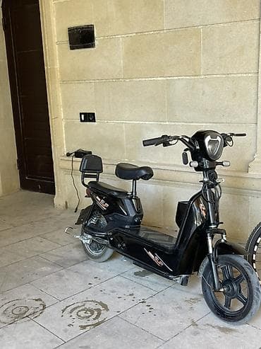moto m50n: Elektrik skuter – qara rəng, şəhər daxili rahat gediş üçün. Texniki — 3