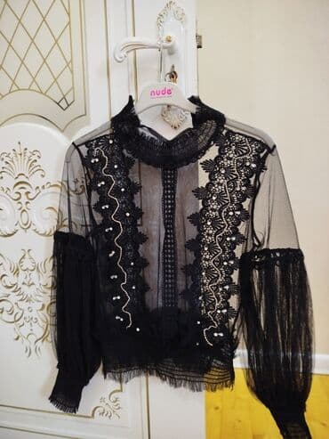 замшевые женские ботинки: Yüksək boyunlu, uzun qollu qara rəngli qadın bluzası. Yüngül şəffaf — 1