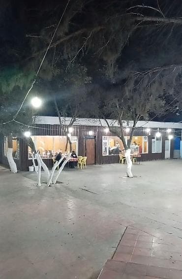 karvan ticaret merkezi: Kafe “Dostlar” – açıq havada geniş həyəti və rahat daxili zalı olan — 2