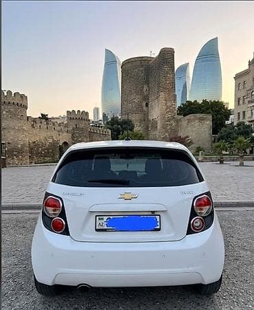 moto bot: Chevrolet Aveo (hatchback), ağ rəng - Kuzov: 5 qapılı hatchback - — 4