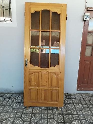 Taxta iç qapı - Material: təbii ağac (şam teksturası görünür), laklı