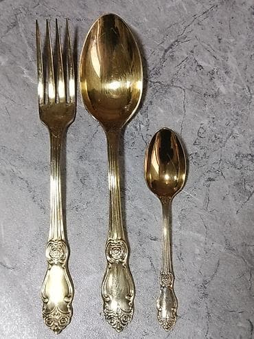 Столовые приборы: Qızıl tonlu süfrə ləvazimatı dəsti – 18ədəd Tərkibi: - 6 ədəd şorba — 1
