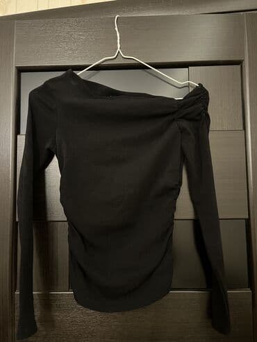 şüa eynəkləri: Zara asimetrik çiyin qara kofta 
Çiyni büzgülüdür - Geyilib — 3