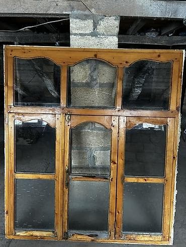 seyf qapi zamoklari: Taxta çərçivəli, şüşəli pəncərə bloku 1,4*1,6 m ölçülərdə təbii görüc — 2