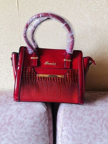 фатзорб оригинал и подделка как отличить: Qırmızı qadın əl çantası - Parlaq, laklı səth və tekstural ön panel — 1