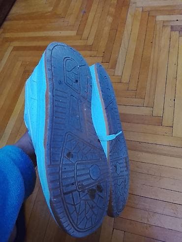 Kişi ayaqqabısı :
2,3dəfə geyinilib. yeni kimdiir 40razmer — 4