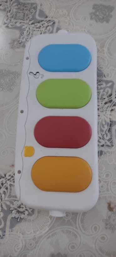 uwaq ucun tortlar: . Piano düymələrinə basmaq və əyləncəli melodiyalar eşitmək kimi — 1