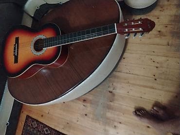 Klassik akustik gitara - Korpus: tam ölçülü klassik korpus, parlaq