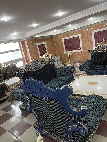 daraq desti: Klassik üslubda dəbdəbəli qonaq otağı dəsti Tərkibi: - 1 ədəd divan - — 3