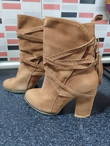 Qadınlar üçün qəhvəyi süet botlar - Material: yumşaq süet - Rəng lalafo.az -da Qadınlar üçün qəhvəyi süet botlar - Material: yumşaq süet - Rəng