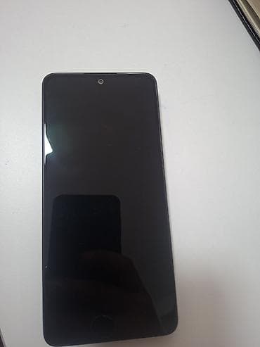 Smartfon – tam ekranlı, ön hissədə mərkəzdə kamera və aşağı hissədə