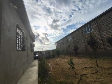 yevlaxda ev elanlari: Torpaq sahəsində yerləşən, yaşayış üçün yararlı ev satılır. Evin — 1
