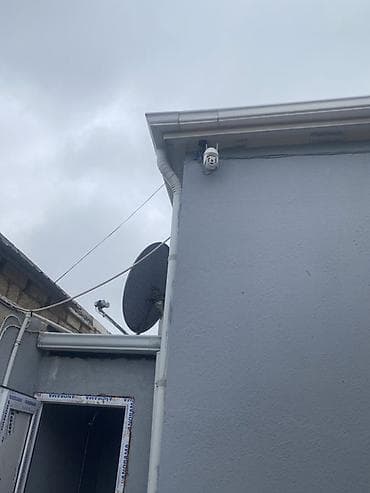 Həyətyanı sahə üçün daşla döşənmiş, üstü örtülü geniş qaraj/seyfəli