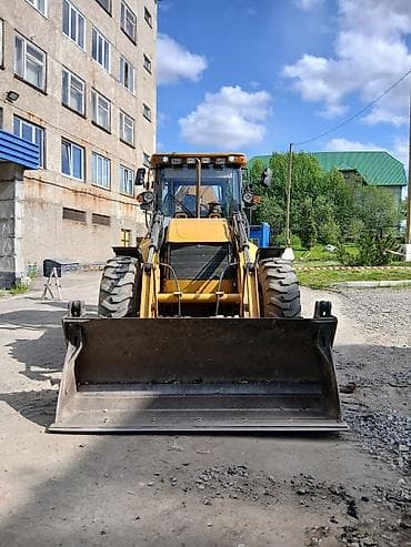 Universall ön yükləyici-ekskavator operatoruyam