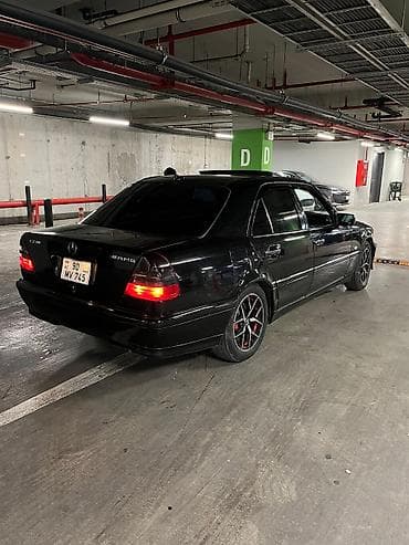 mersedes qapı: Mercedes-Benz C-Class (W202) sedan - Kuzov: qara rəng, 4 qapı, sedan — 5