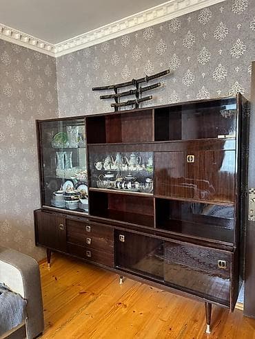 şuşəli dolab: Retro vitrinqarderob – taxta korpuslu, tünd qəhvəyi rəngdə, parlaq lak — 1