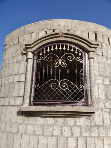 demir yumruq resmi: Dəmir döymə pəncərə barmaqlıqları – dekorativ və təhlükəsiz həll - — 9