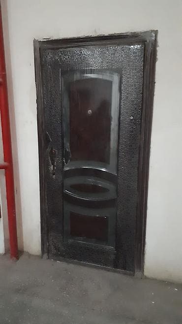 Dəmir giriş qapısı - Material: metal/dəmir konstruksiya - Rəng: tünd