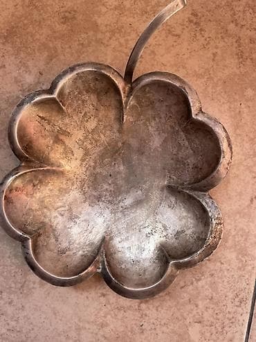 bagima qablar: Dördyarpaq yonca formalı metal sini/mişar qabı - Material: üzərində — 2