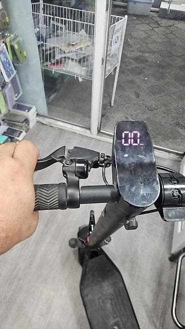yadea z3: Sadece adaptoru yoxdur. 30-50 azn arasidir qiymeti endirim olunacaq — 2