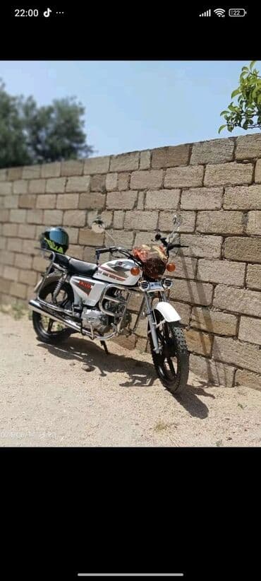 ucuz matasklet: Ağ rəngli, yol üçün nəzərdə tutulmuş motosiklet. Bu motosikletin əsas — 3