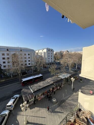 Uzunmüddətli kirayə mənzillər: Mərkəzdə universamın üstündə 9/5-ci mərtəbəsində 2 otaq (otaqlar — 8